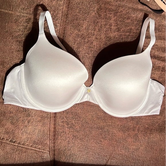 Victoria’s Secret Bra. Body by Victoria lined Demi bra w underwire. Sz 36C - Picture 1 of 5